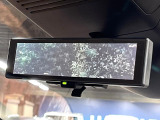 【インテリジェントルームミラー】後席の大きな荷物や同乗者で後方が確認しづらい時でも安心!カメラが撮影した車両後方の映像をルームミラー内に表示。クリアな視界で状況の確認が可能です!