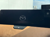 【12.3インチマツダコネクト】車内の雰囲気にマッチした大型ディスプレイ。スマホ接続でのナビ使用やBluetooth再生等、様々な機能が楽しめます。直感的なダイヤル操作が可能で、使い勝手も良好です。