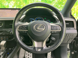 ステアリングには複数のスイッチが配置され、手元から車内機能の操作や設定を行えます。メーターを確認しながら使いやすく、日々の運転を便利にサポートする装備です。
