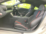 助手席側からも前席のシート形状や足元の広がりが確認できます。身体を支える立体的なシートと落ち着いた色合いで、同乗者にもゆったりと過ごしていただける室内です。
