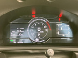 速度や燃料残量、外気温などの情報をメーター内で確認できます。表示がまとまっていて運転に必要な情報を把握しやすく、日々の移動を安心してサポートします。