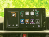 画面にはラジオやテレビ、電話、音楽などのメニューが並び、目的の項目を見つけやすい表示です。スマートフォン連携にも対応した項目が確認でき、日々の移動中に使いたい機能へ画面からアクセスできます。