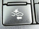 【プリクラッシュセーフティ】前方の車両や歩行者などを検知して、ブザーや表示で警告してくれたり、ブレーキアシストをてくれます。