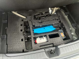 スペアタイヤはありません空気入れとパンク修理キットが乗っています