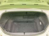後方には荷物を載せられる収納スペースが設けられています。開口部が広く、荷物の出し入れをイメージしやすい形状です。お出かけ時の手荷物など、日常の積載場所としてご活用いただけます。