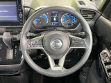 インテリアに合わせたデザインのステアリングは、運転される方のことも考え、運転しやすい形状、大きさです。是非一度、実際に触ってお確かめください。