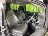 運転席まわりには十分なスペースがあり、大柄な方でもゆったり運転していただける環境です。