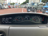 速度計や各種表示を運転席前方にまとめ、必要な情報を確認しやすいメーター廻りです。数字や目盛りが見やすく配置され、運転中も視線移動を抑えて確認できます。
