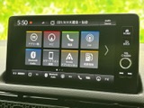 ナビや電話、FM、Bluetooth Audioなどのメニューが並び、使いたい項目を画面から選べます。日常の移動で音楽や通話などを利用したいときにも便利な装備です。