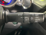 【オートライト】周りの明るさに応じて自動でヘッドライトの点灯・消灯ができる機能です!ライトの付け忘れ・消し忘れなどが無くなり、雨の日や夕方の走行も安心!トンネル通過時も便利ですね♪