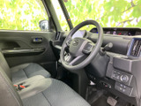 座面と背もたれにゆとりを感じる前席で、運転席まわりも見渡しやすい室内です。ドア側からの乗り降りもしやすく、乗員が落ち着いて過ごせる空間になっています。