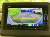 周囲の様子をモニターで確認でき、駐車時の後方確認をサポートします。画面上には目安のラインも表示されており、車庫入れや狭い場所での駐車時に活用いただけます。