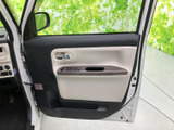 明るい色と濃色を組み合わせた内張りで、車内に落ち着きのある印象をもたらします。窓から外を見渡しやすく、ドア下部には小物を置ける収納も備わっています。