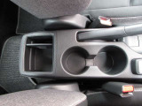 運転席・助手席どちらからも使いやすく、飲み物を手元に置きやすい位置にドリンクホルダーがございます。