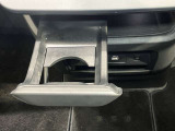 欲しいときにワンタッチで出せるドリンクホルダー★普段はすっきり収納できます★