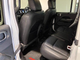 【リアシート】屋根までの高さがある車のため、大人の方でも圧迫感が少なく乗車出来ます。足元は広く取られているため、ゆったりとお乗り頂けます。