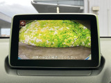 周囲の状況を画面で確認でき、駐車時の安全確認をサポートします。車両後方の見えにくい範囲を把握しやすく、狭い場所への駐車や切り返しの際にも心強い装備です。