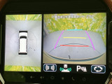 車両周辺の状況を画面で確認でき、駐車時など周囲に注意を払いたい場面で役立ちます。後方の映像に加えて車両を上から見た表示もあり、画面上のガイドを参考にしながら確認できます。