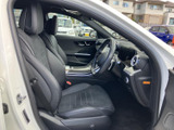 座面と背もたれにゆとりを感じるフロントシートで、運転席からの視界も開けています。落ち着いた色合いの室内は清潔感があり、日常使いにもなじみます。