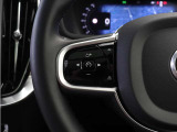 前方車を自動追従するアダプティブクルーズコントロールに加え、ステアリング操舵も行う進化型クルーズ『パイロットアシスト』を搭載。車体を車線内へと適正に維持しつつ先行車を忠実に追従します。
