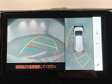 パノラミックビューモニターシステムが付いているので車の上から見た映像が確認できますよ。 一目で車両周辺の情報を確認できますが、直接安全をご確認下さい。