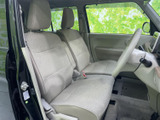 前席はゆったりとした座面と背もたれで、運転席と助手席それぞれに落ち着いて座れる空間です。明るい色合いのシートが車内をやわらかな印象にまとめ、乗り降りの際も扱いやすい雰囲気です。