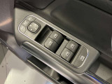 運転席ドアトリムには窓の一括コントローラーと電動ドアミラーのコントローラーが装備。