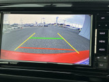 後方の映像に加え、距離の目安となるガイド線が表示され、駐車時の周囲確認をサポートします。画面で後方の様子を確認できるため、車庫入れや狭い場所での駐車にも便利です。