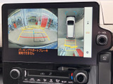 後方の映像に加え、車両周囲を上から見たような表示も確認できます。駐車時に周囲との距離や位置を把握しやすく、狭い場所での車庫入れをサポートします。