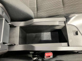 センターコンソールの中にも収納スペース!運転席周りをすっきり保てます!