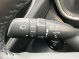 レバーにはワイパー関連の表示がまとめられ、AUTOの表記も確認できます。必要な機能を表示から判別しやすく、天候に応じた操作を手元で行える便利な装備です。