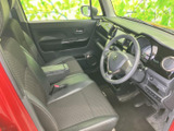 運転席まわりは前方を見渡しやすく、座面や背もたれには落ち着いた色合いのシートを採用しています。ドア側にもゆとりがあり、乗り降りしやすい空間です。