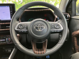 ステアリングには複数のスイッチが配置され、手元から車内機能を操作できる構成です。メーターやナビを見ながら扱いやすく、日常の運転をサポートする便利な装備です。