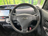 インテリアに合わせたデザインのステアリングは、運転される方のことも考え、運転しやすい形状、大きさです。是非一度、実際に触ってお確かめください。