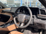 運転席まわりは前方の視界が広く、モニターやメーターを確認しやすいレイアウトです。落ち着いた色合いのシートとドア内張りが、毎日の乗り降りを心地よく迎えます。