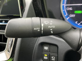 レバーにはワイパーの図柄やAUTO表示があり、操作内容を確認しやすい仕様です。手元で扱いやすい位置にまとまり、天候が変わる日にも必要な操作へすぐ移れます。