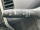 レバーにはワイパー操作の表示があり、各位置を目で確認しながら扱えます。運転席から手を伸ばしやすい場所に配置されているため、天候の変化にも対応しやすい装備です。