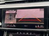 ●360度カメラ『車両の4つのカメラから得た映像を合成し、上空から眺めているような映像をモニターに映し出します。車両周辺の歩行者や障害物などの発見に役立ちます。』