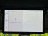 【14型有機ELフリップダウン】三列目からでも迫力のエンタメが観れる大画面フリップダウン。有機ELのモニターでは、一般的なフリップダウンよりも高コントラストでキレイな映像を楽しめます。