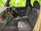 前席は柄入りのシートと落ち着いた車内色でまとめられ、座った際に周囲を見渡しやすいレイアウトです。中央のアームレストも備わり、日常の移動を快適に過ごせます。