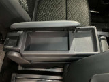 アームレストの中にも収納スペース!運転席周りをすっきり保てます!