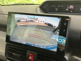 後方の映像に目安となるガイド線が表示され、駐車時に周囲との位置関係を確認しやすい画面です。車庫入れや狭い場所での切り返しなど、日々の駐車をサポートします。
