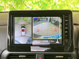 後方の映像に加えて車両周囲の様子も画面で確認でき、駐車時の周辺確認に役立ちます。ガイド線が表示されるため、後退する際の目安として便利。目視で安全を確かめながら、車庫入れや幅寄せをサポートします。