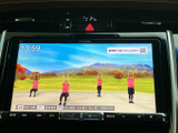 停車中にテレビ番組を視聴でき、待ち時間や休憩時間を快適に過ごすのに便利です。画面表示も見やすく、車内で過ごすひとときに楽しみを添えてくれる装備です。