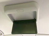 【フリップダウンモニター】大画面モニターで後席でもエンタメをお楽しみいただけます。小さなお子様にも大人気の装備です♪