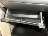 【グローブボックス】容器がせり出してくるバケットタイプ!一目で中身を把握でき、取り出しやすさにも優れます!