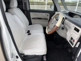 明るい色合いのシートとドア内張りが、運転席まわりに開放的な雰囲気をもたらします。前方や側方を見渡しやすい視界で、乗り降りもしやすい室内空間です。