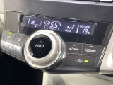 【オートエアコン】一度お好みの温度に設定すれば、車内の温度を検知し風量や温度を自動で調整。暑い&hellip;寒い&hellip;と何度もスイッチ操作をする必要はありません。快適な車内空間には必須の機能ですね♪