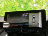 後方映像に加え、車両周囲を上から見た映像も表示され、駐車時の位置確認をサポートします。ガイド線も画面に示され、狭い場所での駐車に役立ちます。