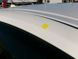 ルーフの運転席側前方にキズがあります。